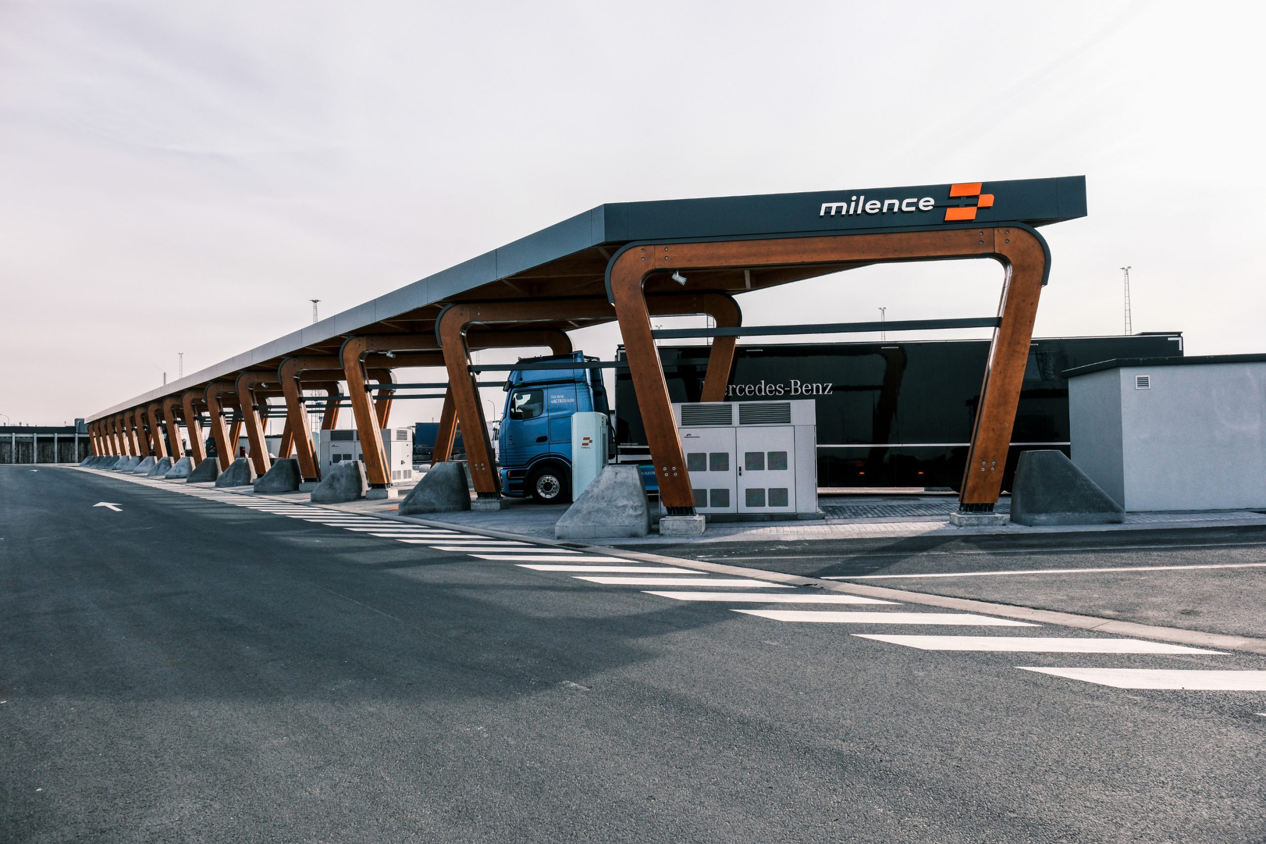 Milence Joint Venture Ladenetz E-LKW